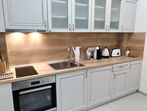 Refrigerador con freezer, microondas, horno, placa de cocina