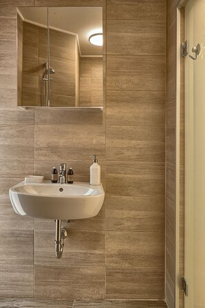 City-Apartment, Mehrere Betten, Nichtraucher | Badezimmer | Dusche, kostenlose Toilettenartikel, Haartrockner, Handtücher