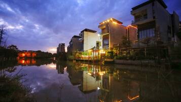 Bagian depan properti - sore/malam