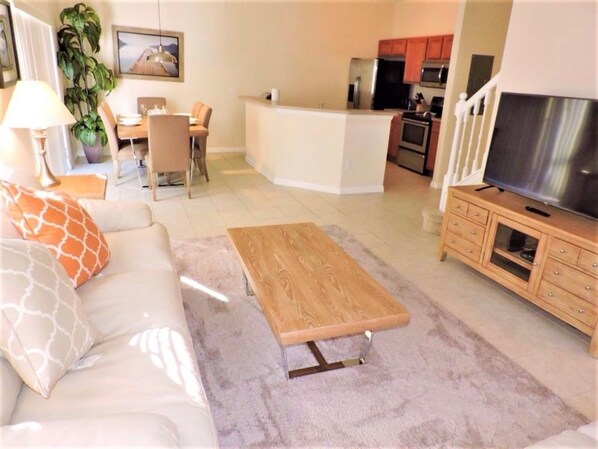 Perhepientalo, yksityinen uima-allas, puutarha-alue | Aulan oleskelutila