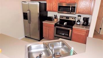 Family Townhome, Private Pool, Garden Area | Shared kitchen | Fridge, microwave, oven