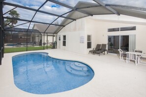 2 من حمّامات السباحة الخارجية، مظلات على حمّام السباحة، مقاعد للتشمس