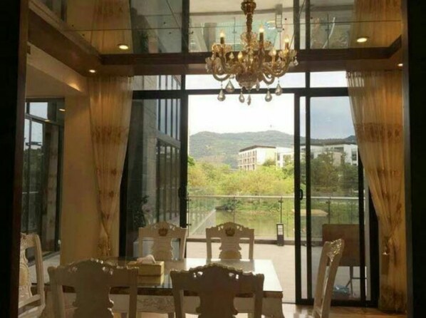 Deluxe-Villa | Essbereich im Zimmer