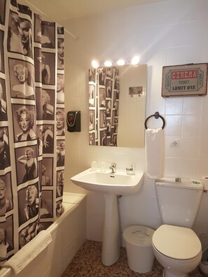 Shower, hair dryer, towels - Barri Antic Hostel & Pub (Andorra la Vella)