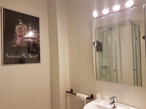 Shower, hair dryer, towels - Barri Antic Hostel & Pub (Andorra la Vella)