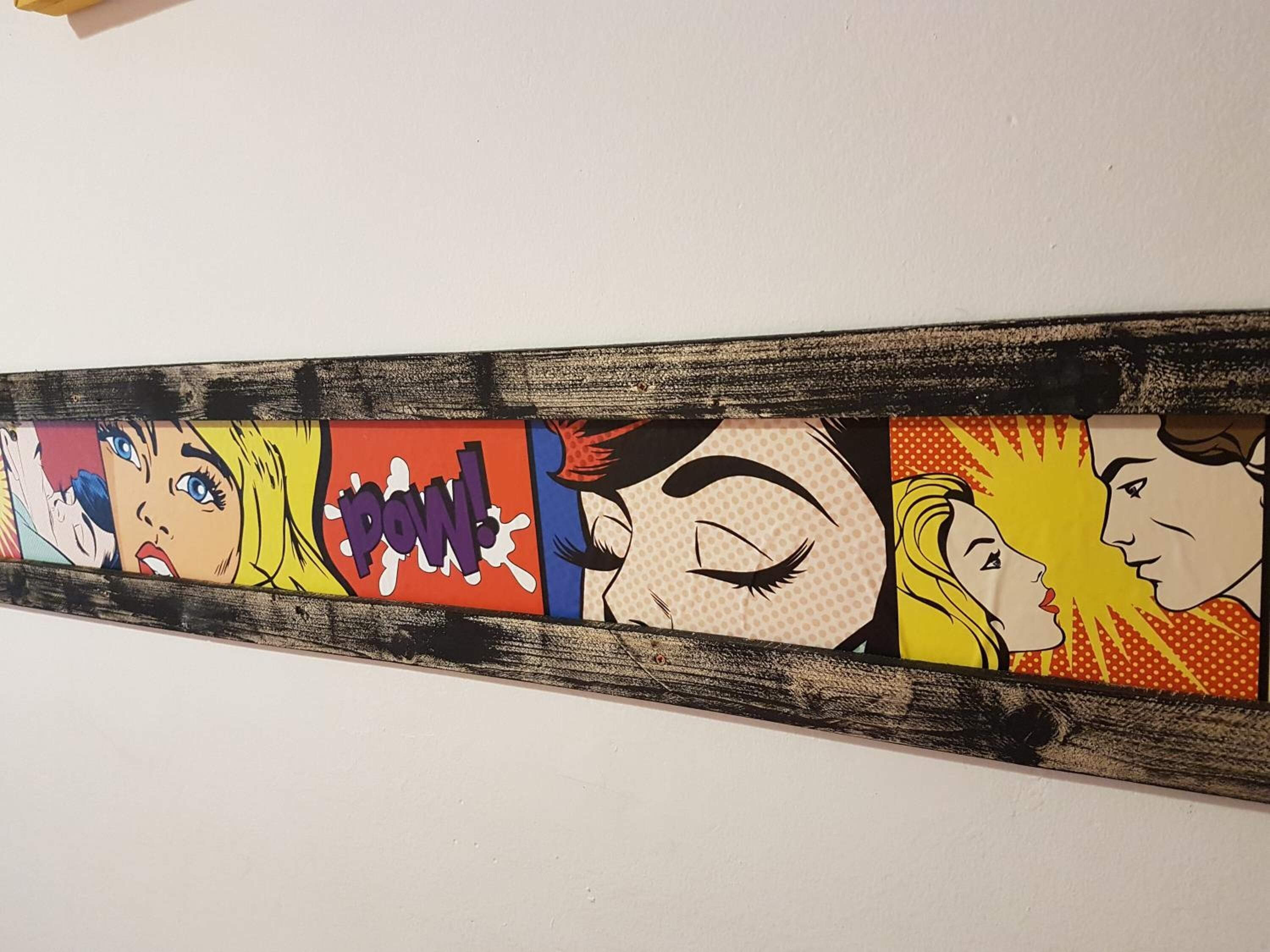 Un mural de estilo pop art con figuras humanas abstractas y colores llamativos.