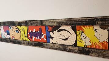 Un mural de estilo pop art con figuras humanas abstractas y colores llamativos.