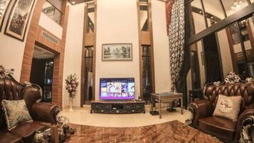 Deluxe-Villa | Wohnzimmer | Fernseher