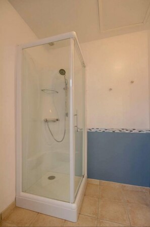 Dusche, kostenlose Toilettenartikel, Haartrockner, Handtücher