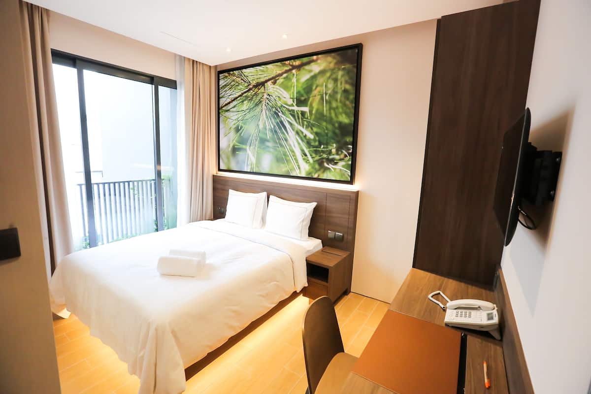 Superior Room, 1 Queen Bed | In-room safe, desk, blackout drapes, WiFi (free)