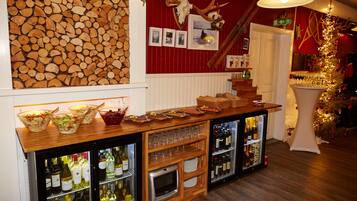Free daily buffet breakfast
