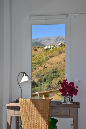 Chambre triple, terrasse, vue sur la montagne | Vue de la chambre