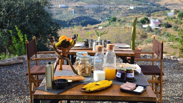 Outdoor dining - The African House (Tolox)