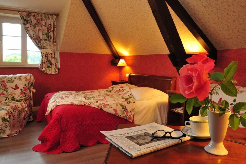 premium bedding, in-room safe, desk, laptop workspace