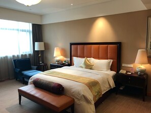 Executive Double Room | Minibar, in-room safe, desk, blackout drapes - QueenSir International Hotel (Xi'an)
