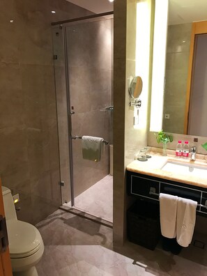 Badewanne und Dusche (separat), kostenlose Toilettenartikel