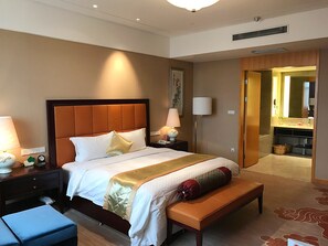 Deluxe Suite with Lake View | Minibar, in-room safe, desk, blackout drapes