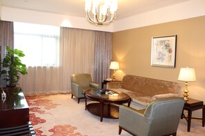 Deluxe Suite with Lake View | Minibar, in-room safe, desk, blackout drapes - QueenSir International Hotel (Xi'an)