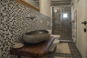 Ducha, artículos de tocador gratuitos, secador de pelo, batas
