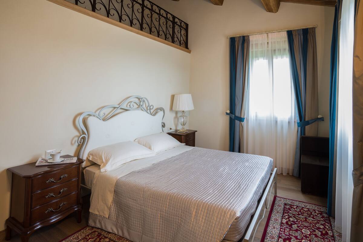 Rollaway beds (surcharge), WiFi (free)