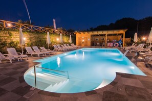 Een seizoensgebonden buitenzwembad