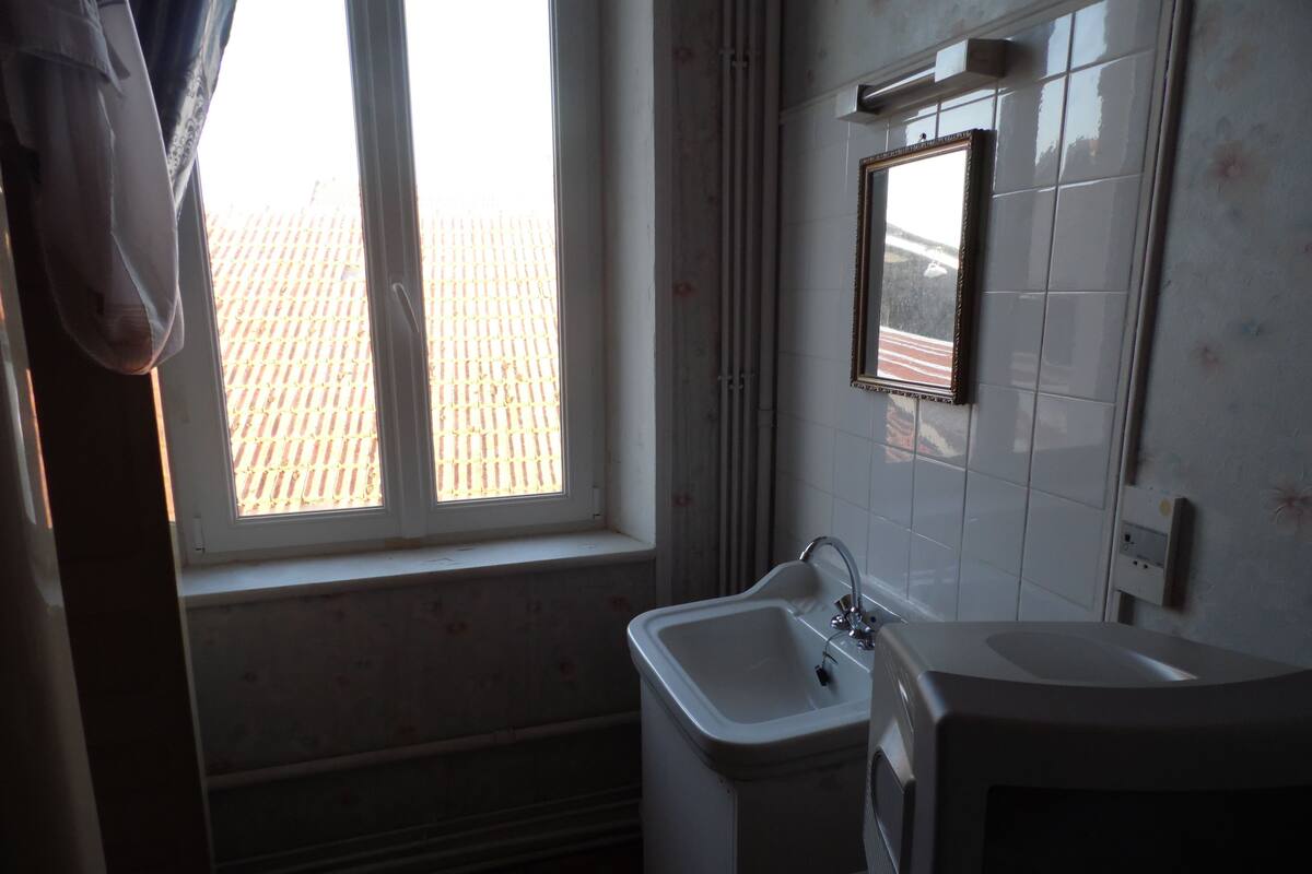 Eenpersoonskamer | Badkamer | Een douche, een regendouche, handdoeken