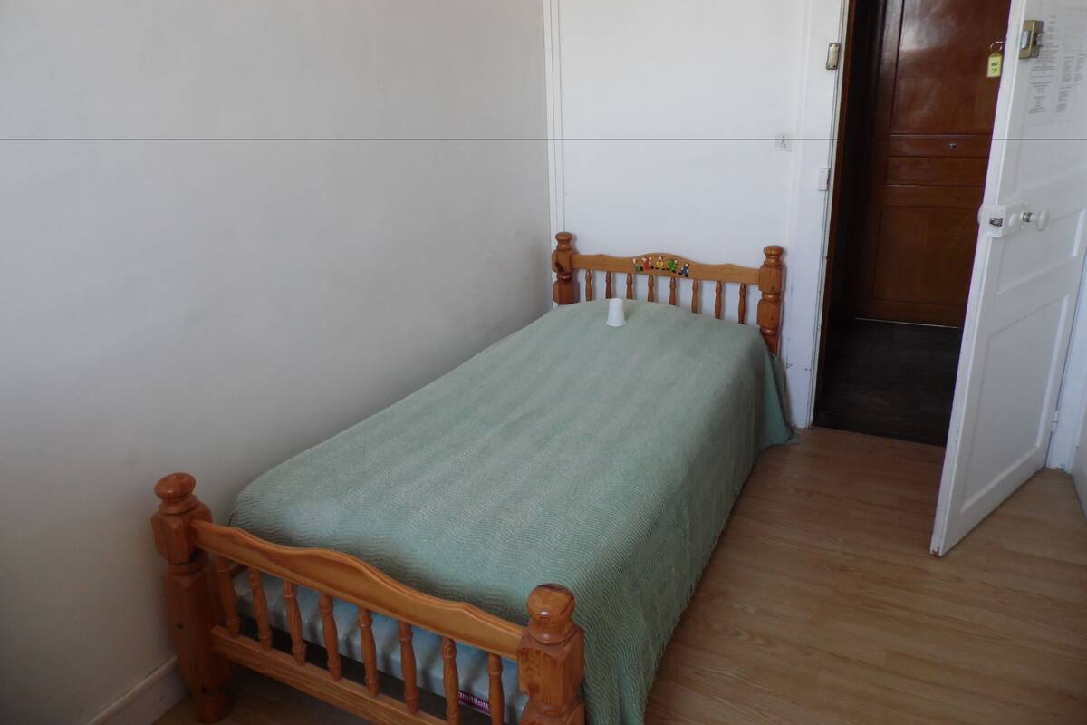 Economy eenpersoonskamer | Gratis babybedden, gratis wifi, beddengoed