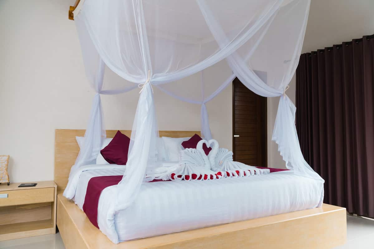 Minibar, in-room safe, desk, free WiFi