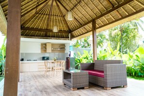 Jääkaappi, kahvin-/teenkeitin, vedenkeitin, siivousvälineet