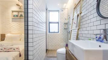 Kamar Double Deluks | Kamar mandi | Shower, perlengkapan mandi gratis, pengering rambut, dan sandal