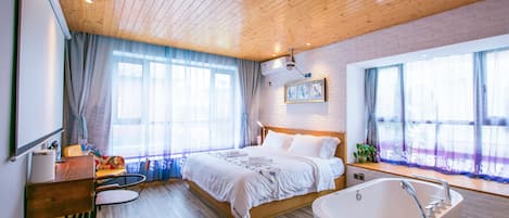Escritorio, cortinas blackout y tabla de planchar con plancha