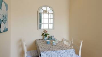 Apartment, 1 Queen Bed with Sofa bed | In-room dining