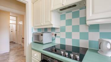 Apartment, 1 Queen Bed with Sofa bed | Private kitchen | Fridge, microwave, oven, stovetop