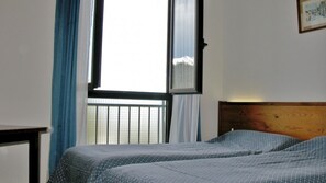 ห้องดับเบิล | ห้องพักตกแต่งอย่างมีเอกลักษณ์, ตกแต่งพิเศษโดยเฉพาะ, โต๊ะทำงาน