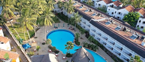 3 piscinas externas, funciona das 6h30 às 18h, guarda-sóis