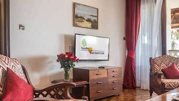 Junior Suite | Living area | 32-inch Smart TV with cable channels, TV