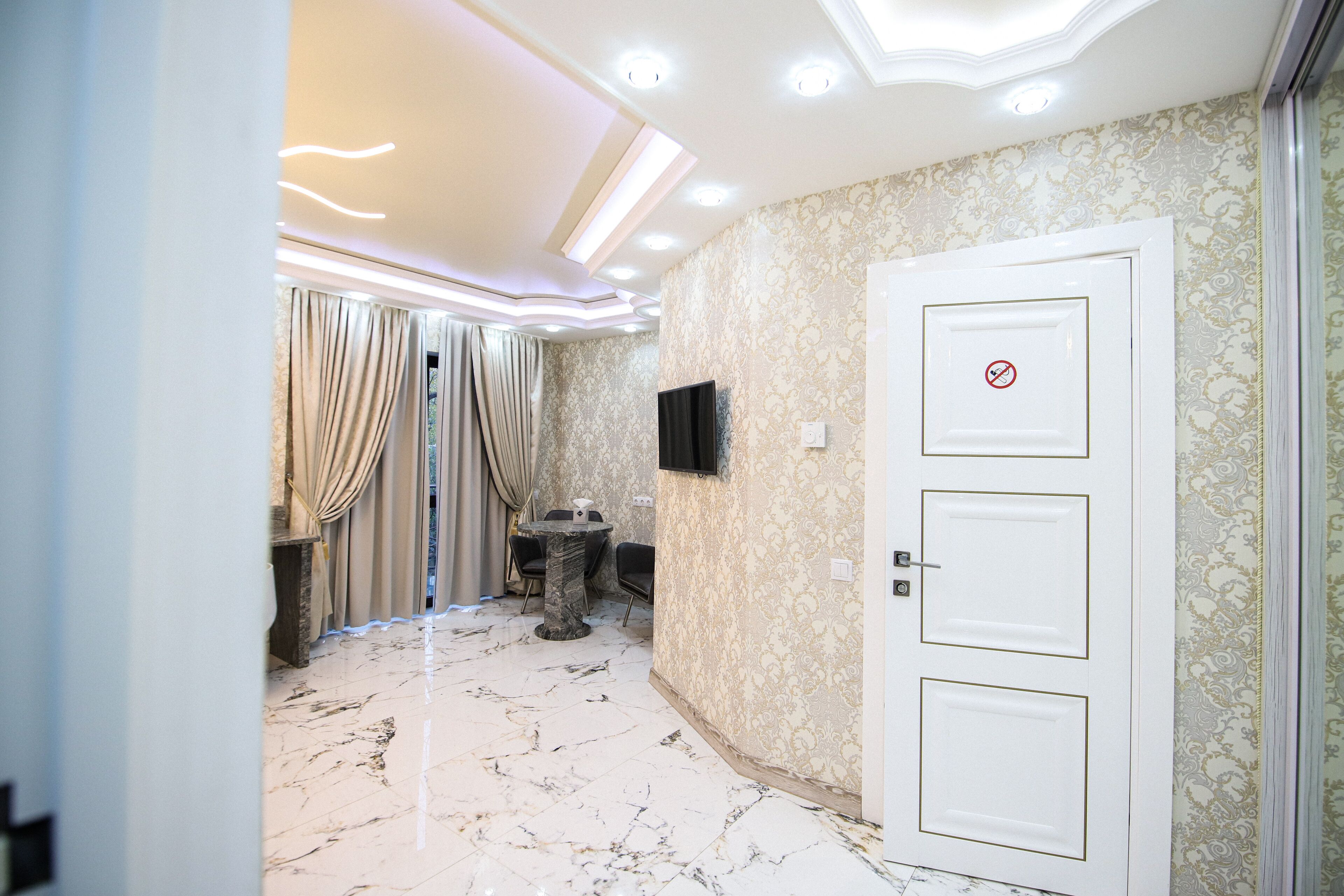 奢华客房, 1 张特大床 | 迷你吧、客房内保险箱、办公桌、隔音