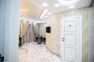 Luxury Room, 1 King Bed | Minibar, in-room safe, desk, soundproofing