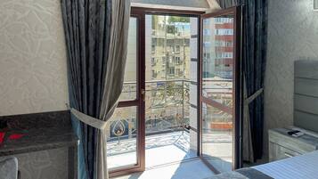 Comfort Room, 1 Bedroom | Living area | Plasma TV