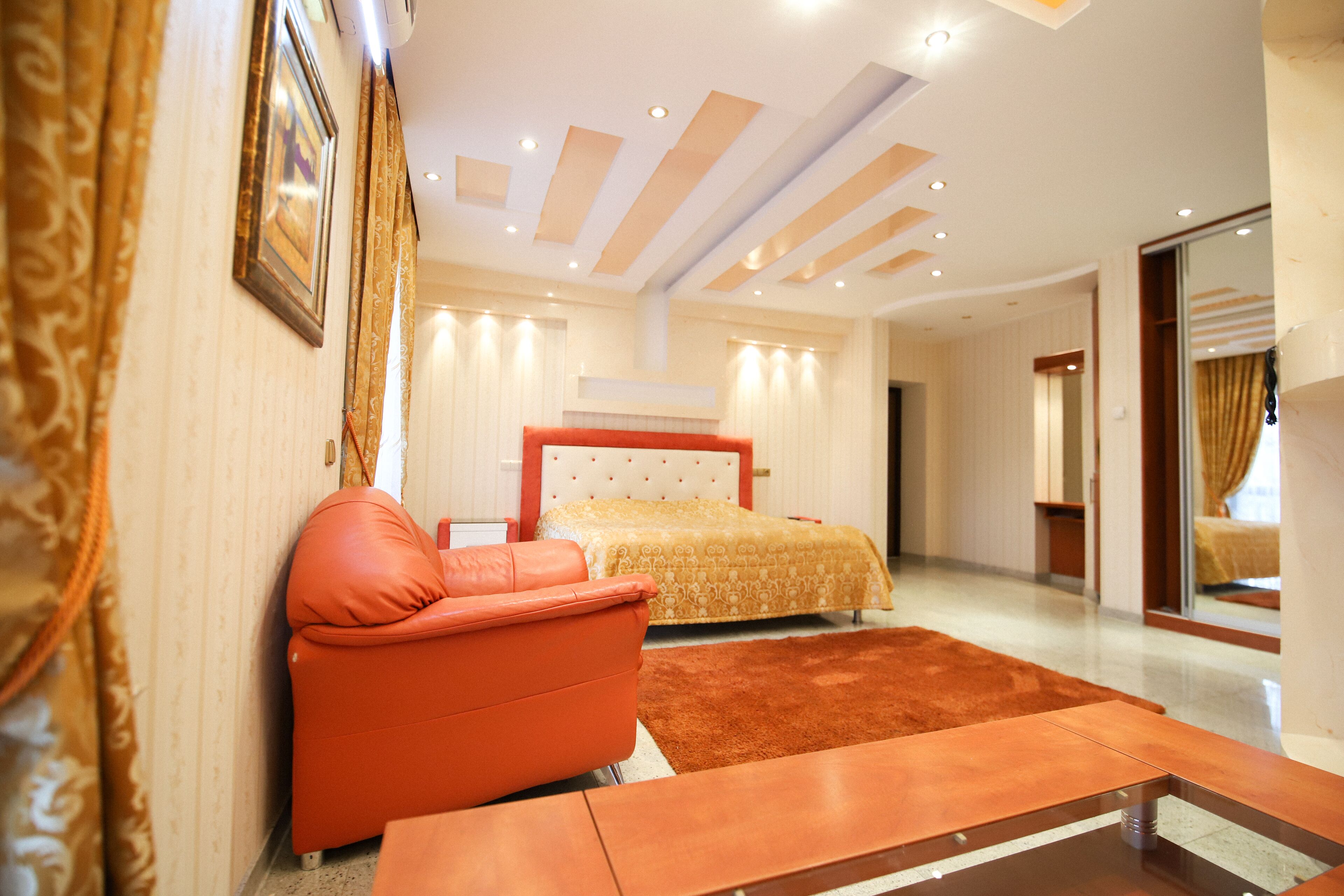 迷你吧、客房內保險箱、書桌、隔音