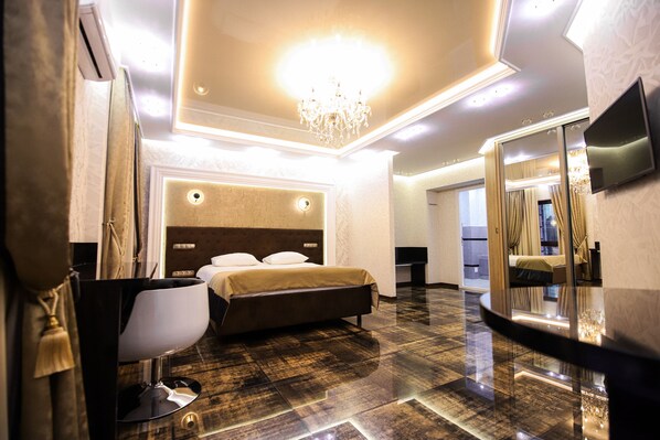 Minibaari, tallelokero huoneessa, työpöytä, äänieristys