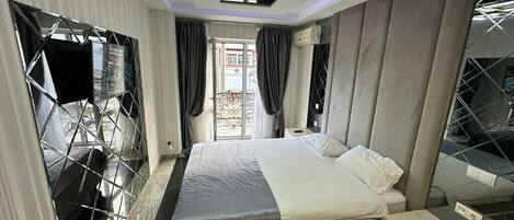 Habitación doble Deluxe | Minibar, caja de seguridad en la habitación y escritorio