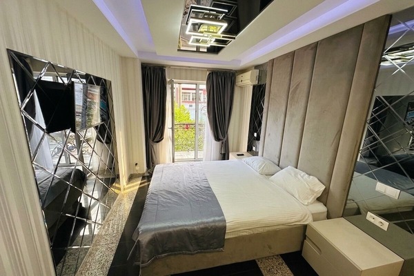 Minibar, caja de seguridad en la habitación y escritorio