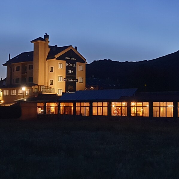 A hotel with a sign indicating it offers a spa and restaurant.