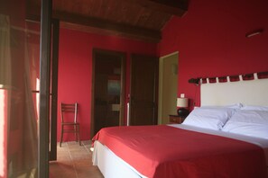 1 habitación, escritorio y tabla de planchar con plancha 