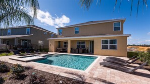 Seasonal outdoor pool, pool umbrellas, pool loungers - Je63118 - The Encore Club Resort - 6 Bed 5.5 Baths Villa (Kissimmee)