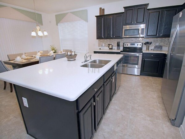 Villa familiar, varias habitaciones, en el área del jardín | Instalaciones de cocina compartida | Refrigerador, microondas, horno y cafetera y tetera 