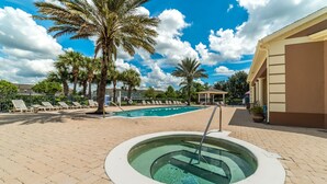A swimming pool area with lounge chairs, palm trees, and a hot tub. - Fv51890 - Crystal Cove - 4 Bed 3 Baths Villa (Kissimmee)