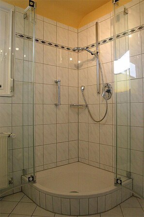 Bathroom shower - Hotel zur Schwabenschänke (Renningen)