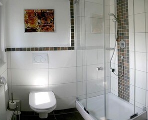 Een haardroger, handdoeken